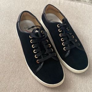 Women Vionic Tennis shoes.